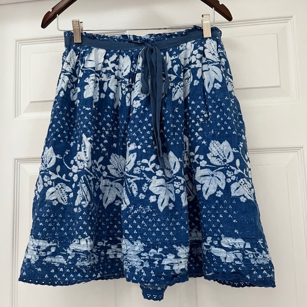 Gap blue and white batik look skirt size 2